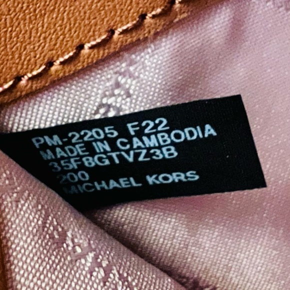 Michael Kors Jet Set Travel Large Three Quarter Zip Wallet - Picture 12 of 15